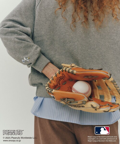 ROPE' PICNIC（ロペピクニック）の「【PEANUTS×MLB COLLECTION by ROPE' PICNIC】オフショルスウェット（スウェット・レディース・チャコール/ライトグレー/ブラウン・F）」の6枚目の写真
