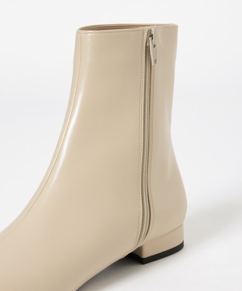 URBAN RESEARCH(アーバンリサーチ)の「『MADE IN JAPAN』スクエアトゥローヒールショートブーツ(ブーツ・レディース・IVORY/BLACK・23.5/24/24.5/25)」の11枚目の写真