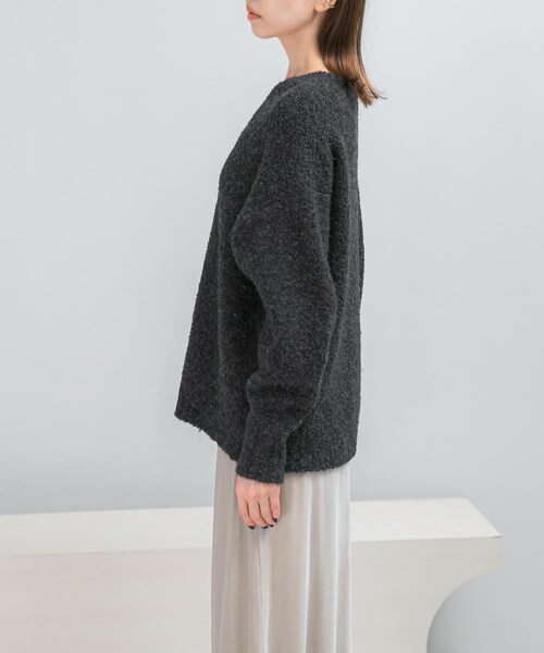 URBAN RESEARCH ROSSO（アーバンリサーチロッソ）の「『WEB限定』Vネックカーブスリーブニット（ニット/セーター・レディース・CORAL/CHARCOAL/MOCHA・Free）」の13枚目の写真