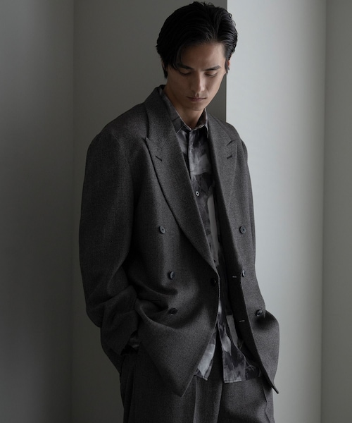 ADAM ET ROPE'(アダムエロペ)の「マルチマテリアルダブルブレストジャケット(テーラードジャケット・メンズ・ブラック/ブラック系/ブラウン・L/M)」の6枚目の写真