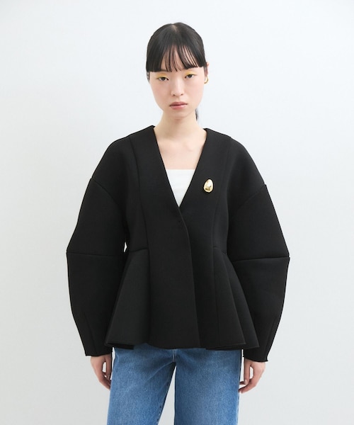 ADAM ET ROPE'(アダムエロペ)の「【洗える】エッグブローチ付きペプラムカーディガン(カーディガン/ボレロ・レディース・ブラック/グレー/キナリ・F)」の2枚目の写真