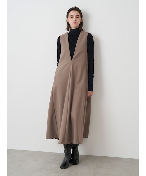 ELENDEEK（エレンディーク）の「DEEP V NECK A-LINE OP（ジャンパースカート・レディース・グレー/ブラック/ベージュ・01/02）」の13枚目の写真