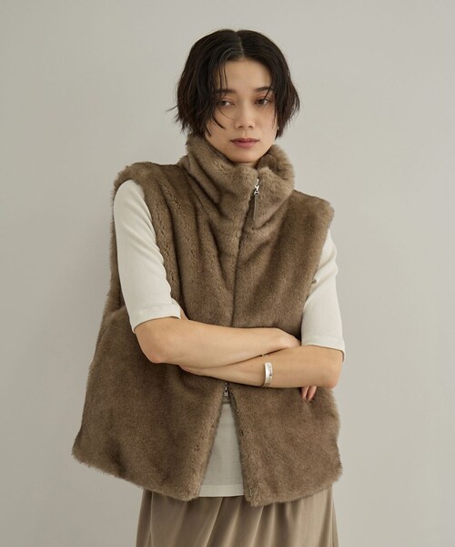 ADAM ET ROPE'(アダムエロペ)の「フェイクミンクファージレ(ベスト・レディース・チャコール/ブラウン・F)」の5枚目の写真