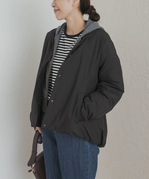 URBAN RESEARCH DOORS（アーバンリサーチドアーズ）の「『UR TECH』撥水ポケッタブル中綿ブルゾン（ブルゾン・レディース・GREIGE/CHARCOAL/BLACK・Free）」の4枚目の写真