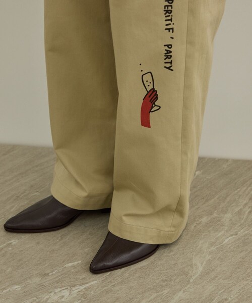 ADAM ET ROPE'(アダムエロペ)の「【Camille de Cussac by SALON】アートプリントトラウザーズパンツ / セットアップ対応(チノパンツ・レディース・ベージュ・M/S)」の18枚目の写真