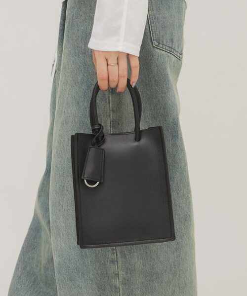 KBF（ケイビーエフ）の「チャーム付きスクエアミニBAG（ハンドバッグ・レディース・OFF/BLACK・One）」の18枚目の写真