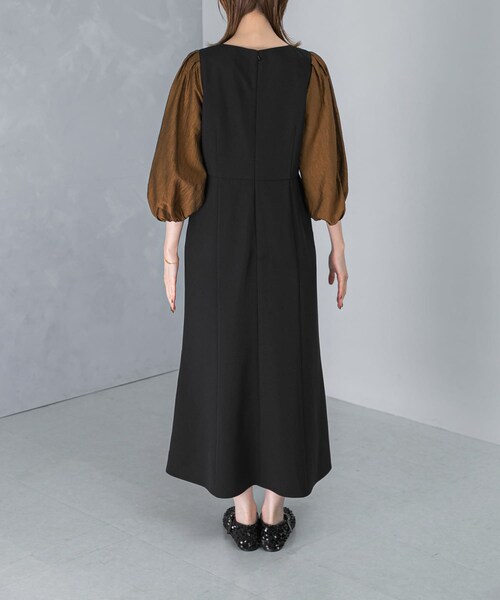 URBAN RESEARCH ROSSO（アーバンリサーチロッソ）の「ドッキングスリーブVネックワンピース（ワンピース・レディース・KHK×BRN/BL×BRONZE・FREE）」の4枚目の写真