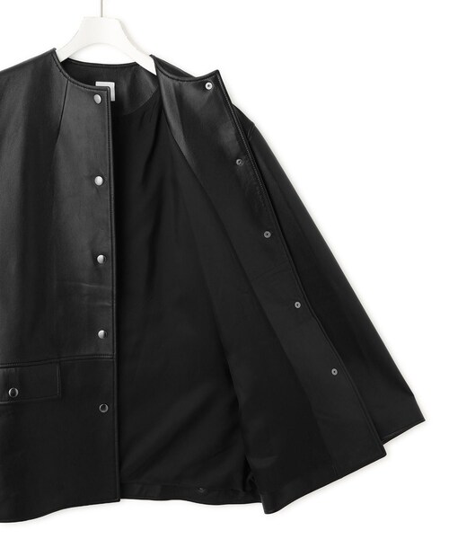ADAM ET ROPE'(アダムエロペ)の「【IHNN(イン)】 別注Collarless Leather Jacket(ノーカラージャケット・レディース・ブラック・36/38)」の21枚目の写真