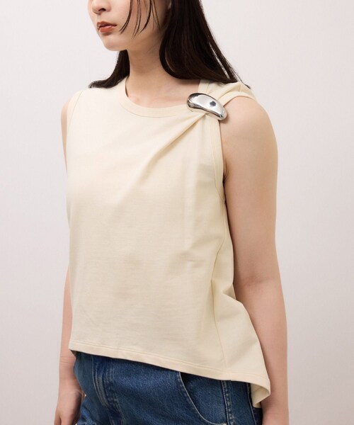ADAM ET ROPE'（アダムエロペ）の「ブローチ付ノースリーブトップス（タンクトップ・レディース・ブラック/キナリ・F）」の9枚目の写真