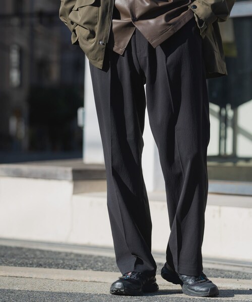 ITEMS URBANRESEARCH（アイテムズ アーバンリサーチ）の「『セットアップ対応』ヨウリュウ1-tuckテーパードパンツ（その他パンツ・メンズ・NVY/BRN/BLK・M/L）」の4枚目の写真