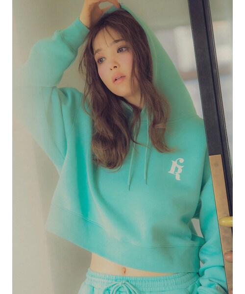 CALNAMUR（カルナムール）の「【CALNAMUR×NEW ERA®】SWEAT SHORT HOODIE CALNAMUR（パーカー・レディース・ミントグリーン/ブラウン・M/L/F）」の6枚目の写真