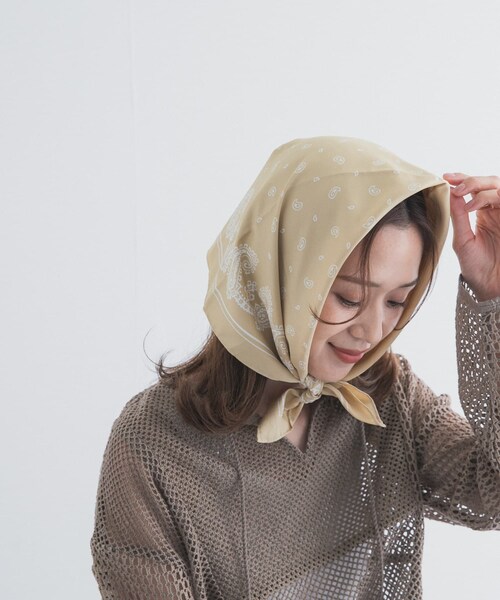 URBAN RESEARCH DOORS(アーバンリサーチドアーズ)の「大判ペイズリースカーフ(バンダナ/スカーフ・レディース・BEIGE/NAVY・One)」の1枚目の写真