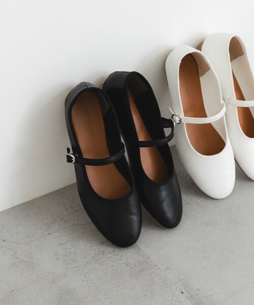 URBAN RESEARCH（アーバンリサーチ）の「メリージェーンフラットシューズ（バレエシューズ・レディース・BLACK/WHITE・36/37/38）」の2枚目の写真
