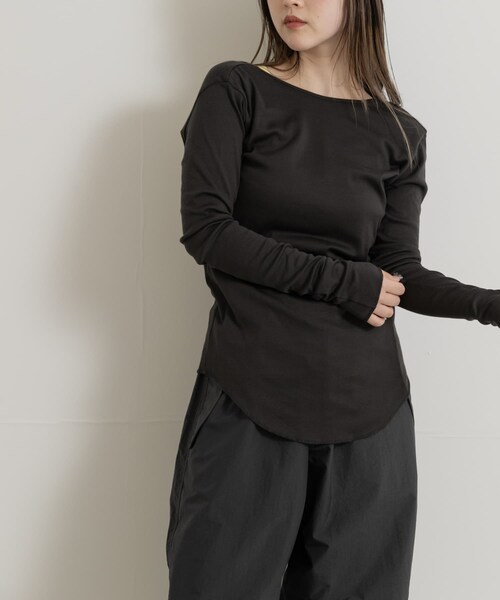 THE GOODLAND MARKET(ザグッドランドマーケット)の「&her Deep V LONG-SLEEVE Tops(Tシャツ/カットソー・レディース・BEIGE/CHARCOAL・FREE)」の1枚目の写真