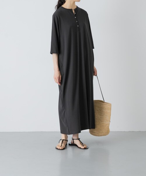 かぐれ（カグレ）の「『2サイズ展開』ヘンリーカットワンピース（ワンピース・レディース・BLACK/CHARCOAL・1/0）」の2枚目の写真