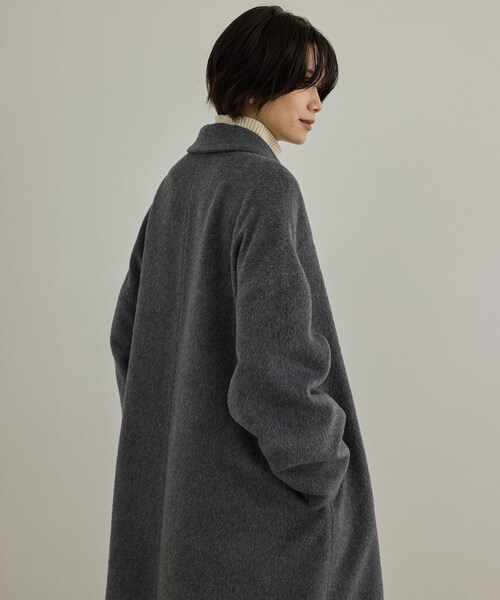 ADAM ET ROPE'(アダムエロペ)の「MTR アルパカシャギーロングコート / 軽量(チェスターコート・レディース・チャコール/キャメル・F)」の8枚目の写真