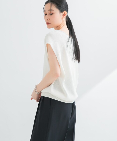 URBAN RESEARCH（アーバンリサーチ）の「リネンコットンVネックニットベスト（ベスト・レディース・BEIGE/OFF/BLUE GRAY・FREE）」の7枚目の写真