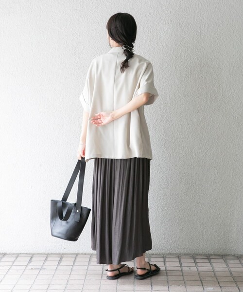 ITEMS URBANRESEARCH(アイテムズ アーバンリサーチ)の「『イージーケア/接触冷感/UVカット』SMOOTH LINEN TOUCH 半袖ジャケット(テーラードジャケット・レディース・OFF/BLK・Free)」の7枚目の写真