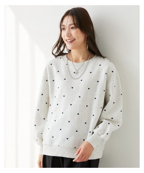 nissen（ニッセン）の「大きいサイズ　柔らか裏起毛ハート柄刺しゅうゆるトレーナー（スウェット・レディース・オートミール×ネイビー/黒×ホワイト/スモーキーブルー系/グレーベージュ系・L/LL/3L/4L/5L/6L/8L/10L）」の15枚目の写真