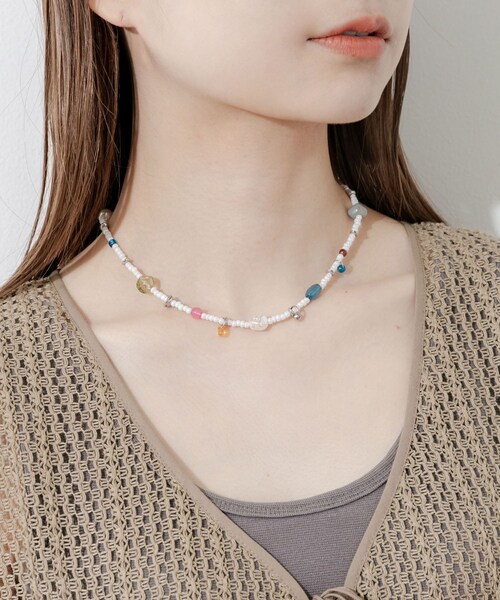 SMELLY（スメリー）の「カラーパーツビーズネックレス（ネックレス・レディース・WHT・-）」の5枚目の写真
