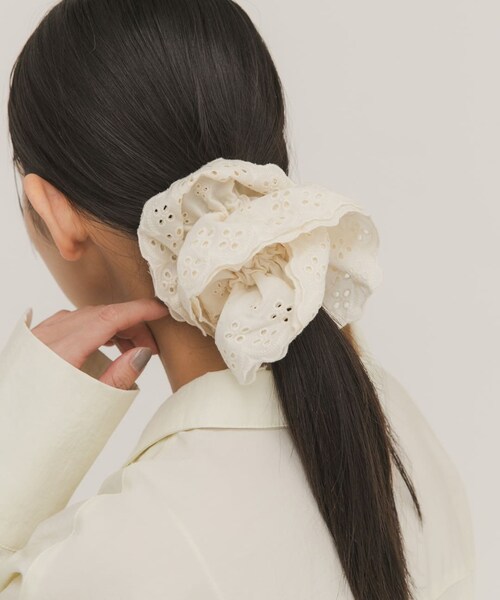 KBF（ケイビーエフ）の「レースシュシュ（ヘアゴム・レディース・IVORY/BLACK・One）」の3枚目の写真