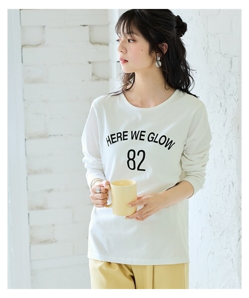 nissen（ニッセン）の「綿１００％長袖プリントTシャツ（ＵＶカット）＜大きいサイズ有＞（Tシャツ/カットソー・レディース・オフホワイト:フレンチロゴ/アイス杢:シンプルロゴ/在庫限り◆ライムイエロー:草花/在庫限り◆グレージュ:ネコロゴ/黒:ナンバーロゴ/在庫限り◆モーブピンク:雑貨ロゴ/オフホワイト:ナンバーロゴ/モカグレー:クールロゴ/黒:フレンチロゴ/アイス杢:フォトねこ/ラズベリーピンク:フレンチ/杢グレー:ネコだらけ/チャコールグレー:袖ロゴ/ボルドー:ロゴ花/ネイビー:ハート/オフホワイト:ブロックロゴ/黒:レタリングロゴ/グレイッシュブルー:ほのぼのネコ/モカベージュ:胸つむネコ/チャコール:アーチロゴ/在庫限り◆ブルーグレー:胸ネコ/在庫限り◆ダスティピンク:花/チャコール:おすわりネコ/黒:ブロックロゴ/オフホワイト:筆記ロゴ/グリーン:野花・S/M/L/LL/3L/4L/5L/6L/8L/10L）」の2枚目の写真