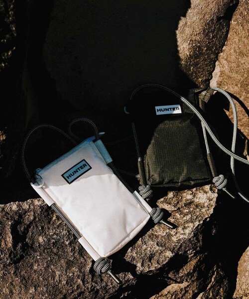 ADAM ET ROPE'(アダムエロペ)の「【HUNTER for ADAM ET ROPE'】別注トラベルフォンポーチ(ショルダーバッグ・レディース・ブラック/ホワイト・F)」の5枚目の写真