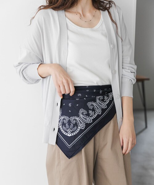 URBAN RESEARCH DOORS(アーバンリサーチドアーズ)の「大判ペイズリースカーフ(バンダナ/スカーフ・レディース・BEIGE/NAVY・One)」の3枚目の写真