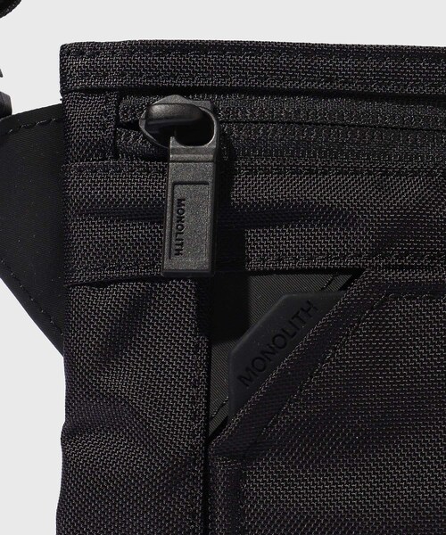 ADAM ET ROPE'(アダムエロペ)の「【MONOLITH/モノリス】SACOCHE STANDARD SS(ショルダーバッグ・メンズ・ブラック/ライトグレー・F)」の10枚目の写真