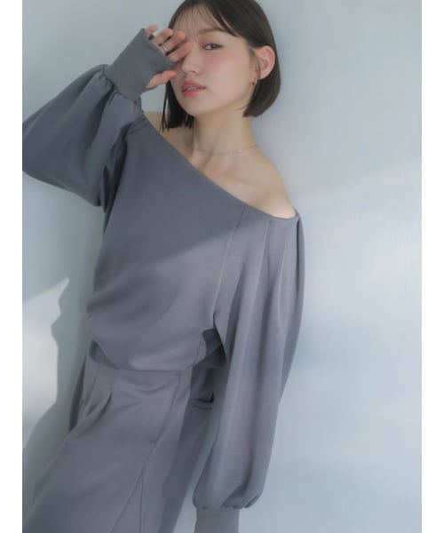dazzlin（ダズリン）の「【吉田朱里】タックスリーブオフショルスウェット ※BLACK WEB限定カラー（スウェット・レディース・オフホワイト/チャコールグレー/ブラック/ベージュ・F）」の15枚目の写真