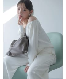 【吉田朱里】タックスリーブオフショルスウェット ※BLACK WEB限定カラー