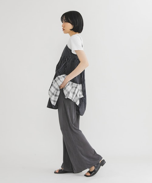 KBF(ケイビーエフ)の「シャイニーフレアイージーパンツ(その他パンツ・レディース・CHARCOAL/BLACK/BEIGE・One)」の18枚目の写真