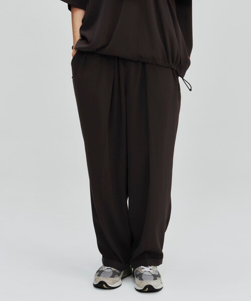 URBAN RESEARCH(アーバンリサーチ)の「SEE SEE INVERTED PLEATS PANTS(その他パンツ・メンズ・BROWN/CHARCOAL/BLACK/D NAVY・M/L/XL/XXL)」の11枚目の写真