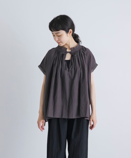 かぐれ(カグレ)の「SOIL COTTON VOILE GATHERED SHIRTS(シャツ/ブラウス・レディース・WHT/CCR・1)」の14枚目の写真