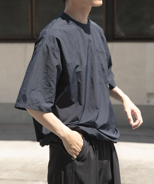 ITEMS URBANRESEARCH（アイテムズ アーバンリサーチ）の「『撥水/イージーケア/接触冷感/UVカット』タスランナイロンクルーネックドロストTシャツ（Tシャツ/カットソー・メンズ・BLK/CHA/NVY・M/L）」の15枚目の写真