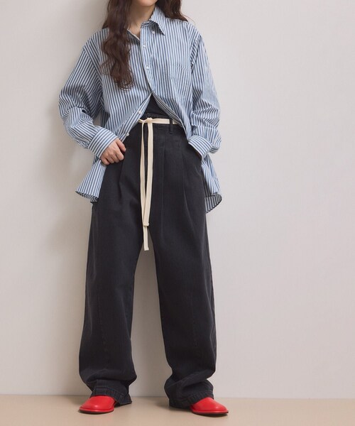 ADAM ET ROPE'(アダムエロペ)の「【WEB限定】2タックカーブデニムパンツ(デニムパンツ・レディース・ブラック/サックス・34/36/38)」の17枚目の写真