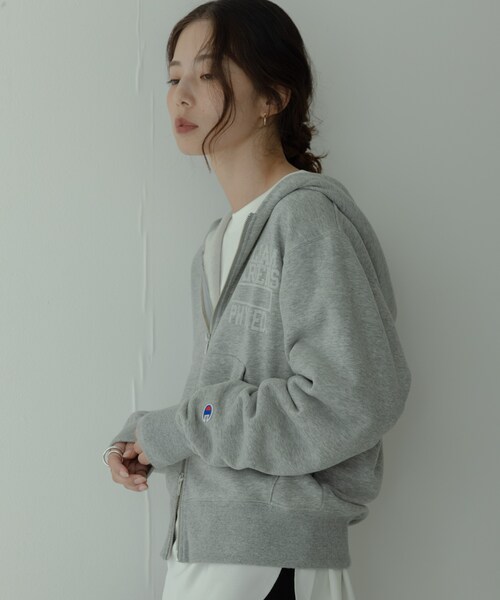 URBAN RESEARCH Sonny Label（アーバンリサーチサニーレーベル）の「『別注』Champion×Sonny Label　スウェットジップフーディー（パーカー・レディース・オフブラック/ヘザーグレー/オートミール・one）」の15枚目の写真