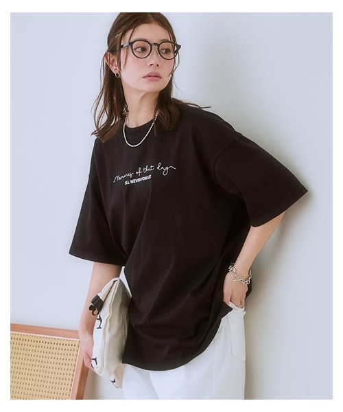 nissen（ニッセン）の「＜大きいサイズ＞ 綿100％ゆるシルエットプリントＴシャツ（接触冷感・UVカット）（Tシャツ/カットソー・レディース・黒(フォト猫)/ピンクベージュ(靴)/チャコール(フラワー)/黒(メッセージ)/グレイッシュベージュ(ロゴ)/サンドベージュ(バックロゴ)/アッシュブルー(メッセージ)/オフホワイト(フォト)/チャコール(バックプリント)/ネイビー(ヴィンテージ風)/モカブラウン(ロゴ)/グレイッシュネイビー(ナンバー)/チャコール(フォト)/グリーン(CAT)/黒(ロゴメッセージ)/グレージュ(ウサギ)/コーラルピンク(変身ポーズ)/黒(フラワー&ロゴ)・L/LL/3L/4L/5L/6L/8L/10L）」の6枚目の写真