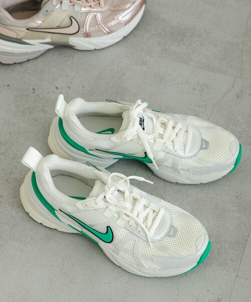 URBAN RESEARCH(アーバンリサーチ)の「NIKE V2Kラン(スニーカー・レディース・ピュア メタリック/ホワイト/シルバー/SAIL/ST GR/PRTCL BG・23.5/24/24.5/23/25)」の2枚目の写真