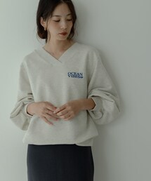 Vネック刺繍スウェット