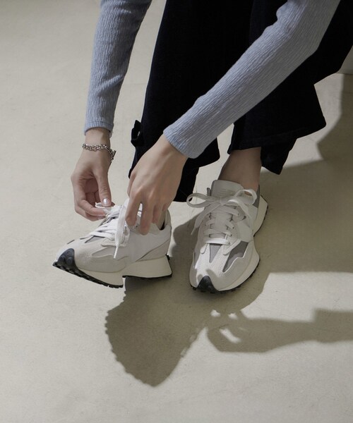 ADAM ET ROPE'（アダムエロペ）の「【公式サイト限定】【New Balance（ニューバランス）】327EC/327ED（スニーカー・レディース・ブラック/ライトグレー・22.5/23.5/24.5）」の12枚目の写真