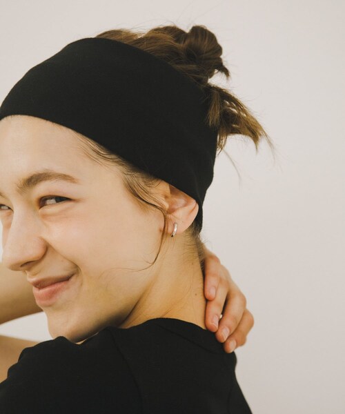 URBAN RESEARCH(アーバンリサーチ)の「decor『デコール』 Wide Hairband(ヘアバンド・レディース・CHARCOAL/BLACK/BROWN/OFF/BURGUNDY/SAX・-)」の2枚目の写真
