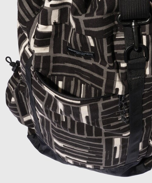 ADAM ET ROPE'（アダムエロペ）の「【ENGINEERED GARMENTS/エンジニアド ガーメンツ】UL 3 Way Bag - CL Tile Print Canvas（バックパック/リュック・メンズ・ブラック・F）」の11枚目の写真