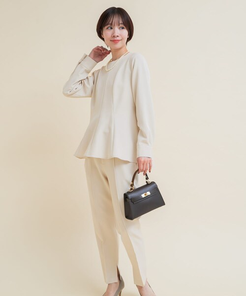 URBAN RESEARCH ROSSO（アーバンリサーチロッソ）の「『WEB/一部店舗限定』『SHORT/TALLサイズあり』ペプラムブラウス+テーパードパンツ（セットアップ・レディース・ECRU/NAVY・Short/36/38/TALL）」の7枚目の写真