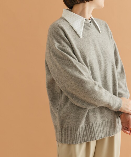 URBAN RESEARCH ROSSO（アーバンリサーチロッソ）の「F by ROSSO　ハミルトンクルーネックニット（ニット/セーター・レディース・L/GREIGE/GRAY/D/CHERRY/BLUE・FREE）」の6枚目の写真