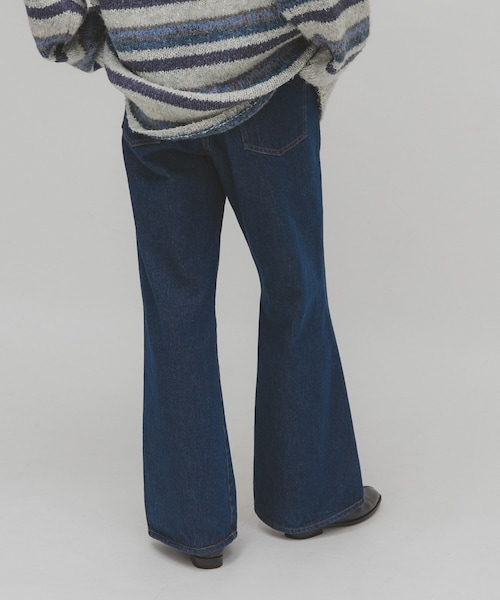 KBF（ケイビーエフ）の「シームポケットフレアデニム（デニムパンツ・レディース・L.BLUE/BLUE/L.BLUE刺繍/BLUE刺繍・36/38）」の4枚目の写真