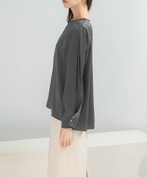 URBAN RESEARCH ROSSO（アーバンリサーチロッソ）の「ピーチサテンデザインスリーブブラウス（シャツ/ブラウス・レディース・OFF WHITE/CHARCOAL・Free）」の21枚目の写真