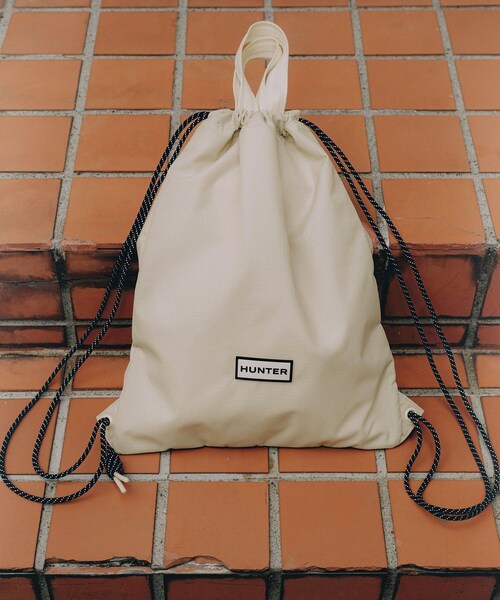 ADAM ET ROPE'（アダムエロペ）の「【WEB限定】・【HUNTER for ADAM ET ROPE'】 別注  TRAVEL DRAWSTRING BACKPACK TOTE（トートバッグ・レディース・キナリ・F）」の6枚目の写真
