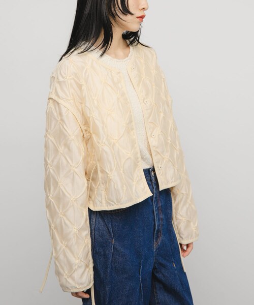 KBF（ケイビーエフ）の「シャーリングショートジャケット（ブルゾン・レディース・IVORY/BLACK・one）」の5枚目の写真