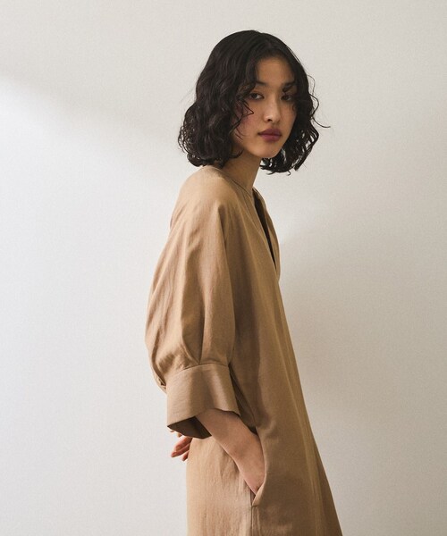 ADAM ET ROPE'(アダムエロペ)の「【WEB限定】・【新色追加】リネンボリュームスリーブワンピース(ワンピース・レディース・ブラック/ライトグレー/ベージュ系/ブルー・F)」の18枚目の写真
